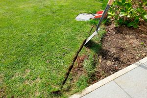 Чи потрібно прокладати обмежувальний кабель для газонокосарки-робота під землею? фото
